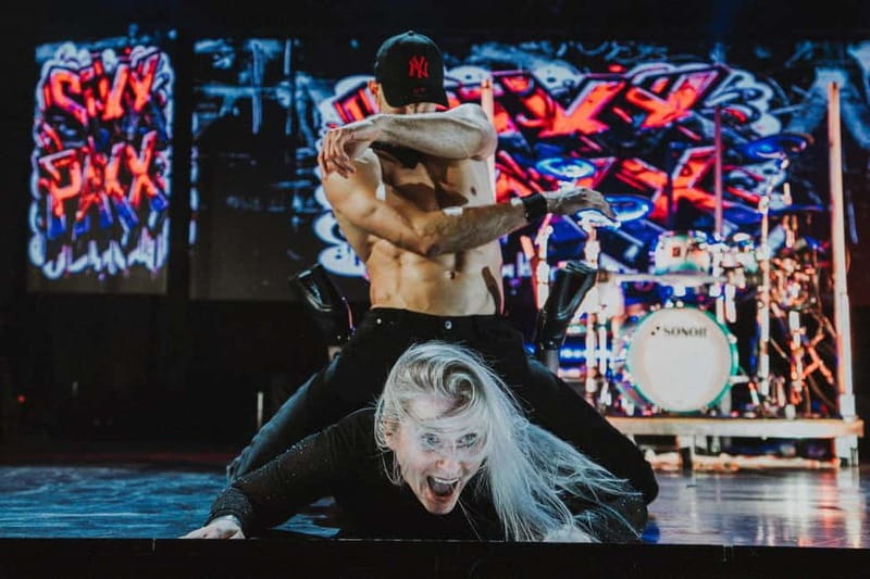 Hamburg: SIXX PAXX Show Entry Ticket - Who should book SIXX PAXX?