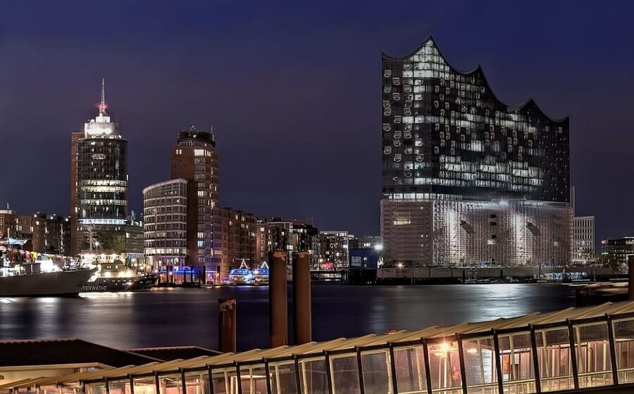 Hamburg: Speicherstadt & HafenCity Tour - Coffee, tea, and carpets at Hälssen & Lyon