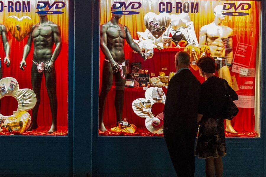 Hamburg: St. Pauli Highlights Guided Tour with Beer for 18+ - Key points to know before you go