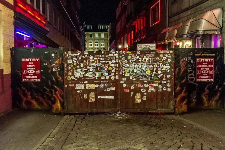 Hamburg: St. Pauli Highlights Guided Tour with Beer for 18+ - The final drink and finishing near Colibri-Club