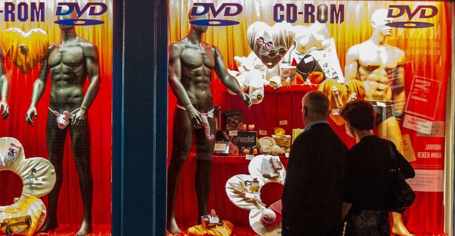 Hamburg: St. Pauli Highlights Guided Tour with Beer for 18+ - Local bars, Spielbudenplatz, and the Reeperbahn