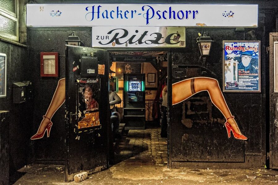 Hamburg: St. Pauli Highlights Guided Tour with Beer for 18+ - Große Freiheit and the Beatles connection