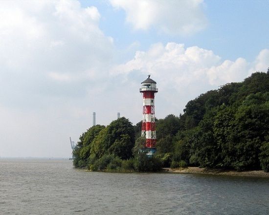 Hamburg: Tour of Blankenese on the Banks of the Elbe - Walking past villas, gardens, and old parks