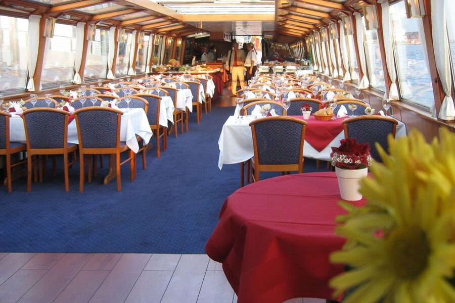 Hamburg: Traditional Harbor Tour with Commentary - Key Things to Know Before You Go