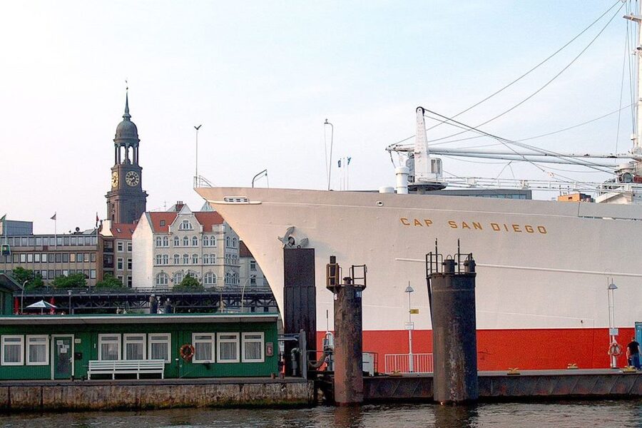 Hamburg: Traditional Harbor Tour with Commentary - Starting at Landungsbrücken in St. Pauli