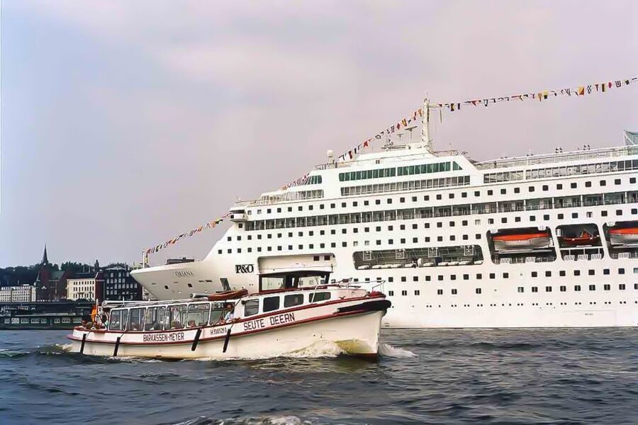 Hamburg: Traditional Harbor Tour with Commentary - Bridges, Locks, and the Working Elbe