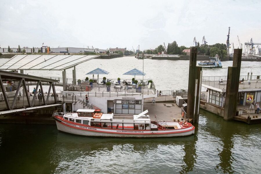 Hamburg: Traditional Harbor Tour with Commentary - Choosing Between a Traditional Launch and Comfort Ship