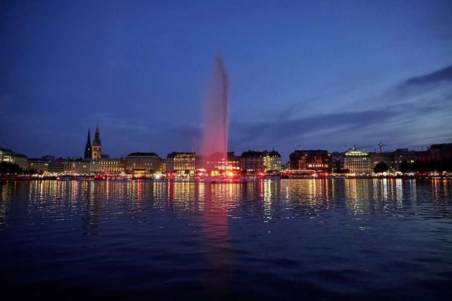 Hamburg: Twilight cruise - Why Hamburg’s blue hour suits a boat ride