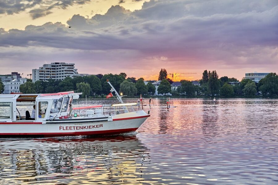 Hamburg: Twilight cruise - The Alster canals bring a different mood