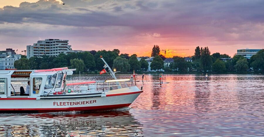 Hamburg: Twilight cruise - From Jungfernstieg toward the Inner Alster