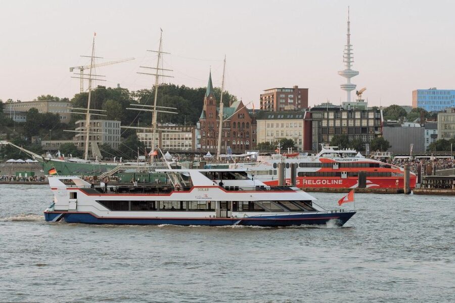 Hamburgs Highlights: Harbor Cruise & Reeperbahn Walking Tour - The Dancing Towers and Spielbudenplatz