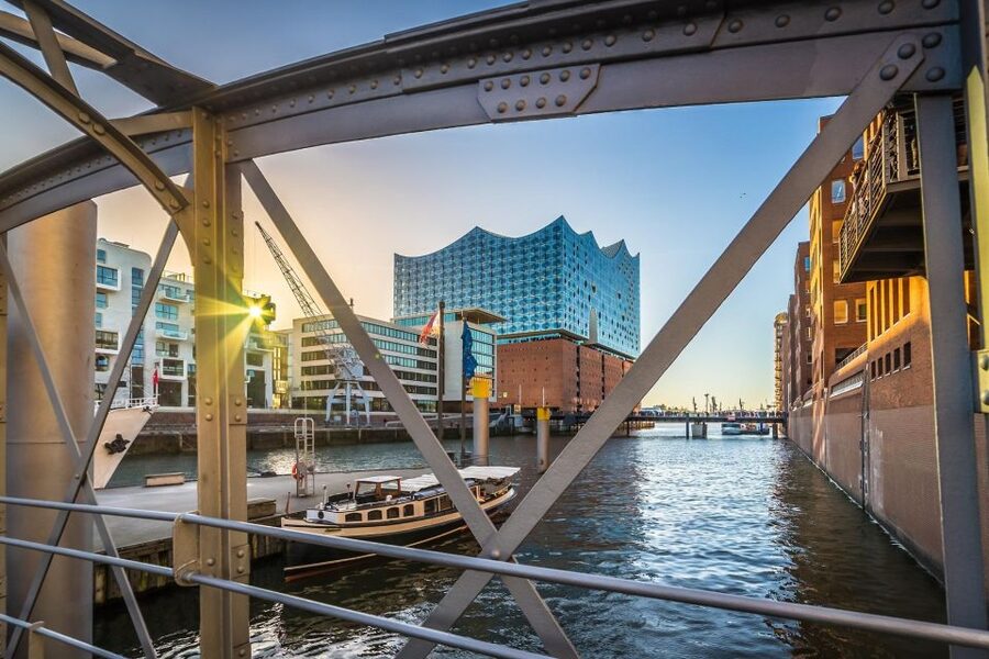 Hamburgs Highlights: Harbor Cruise & Reeperbahn Walking Tour - Panoptikum, Schmidt’s Tivoli, and an unusual police station