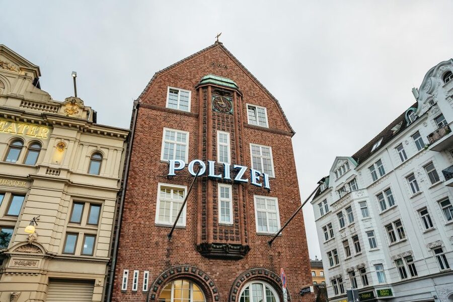 Hamburgs Highlights: Harbor Cruise & Reeperbahn Walking Tour - The red light district and Herbertstraße