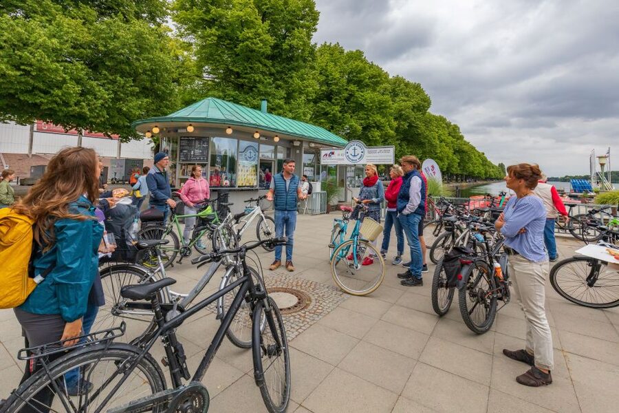 Hannover: Guided Bike Tour for Foodies with Tastings - Meeting the guide at Ernst-August-Platz 8