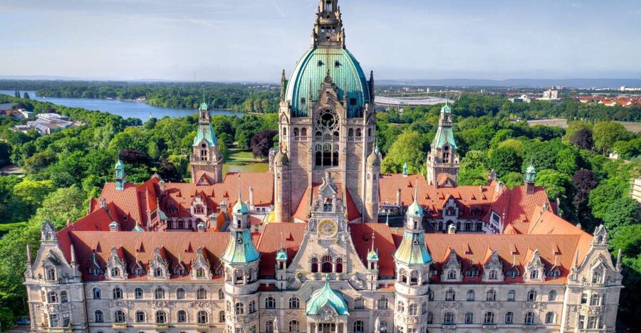 Hannover: New Town Hall exclusive Guided Walking Tour - Why Hannovers New Town Hall makes a good tour setting