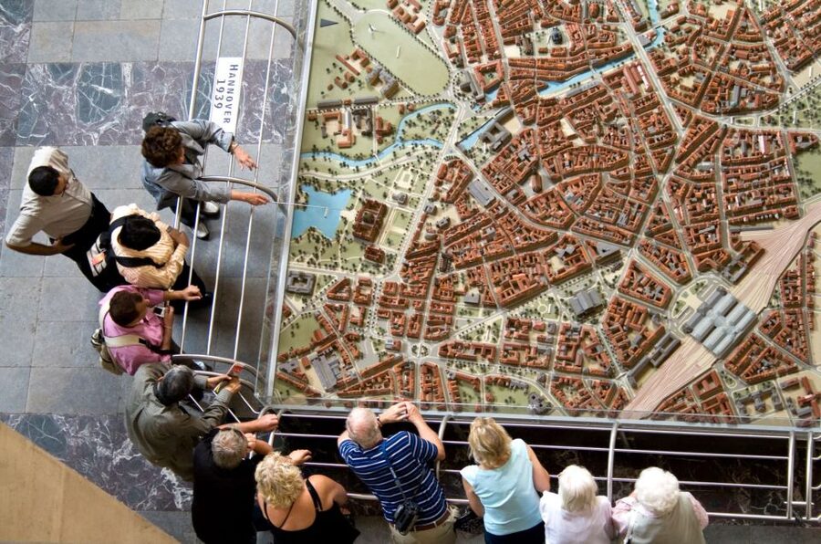 Hannover: New Town Hall exclusive Guided Walking Tour - Seeing Hannover change through 3D models