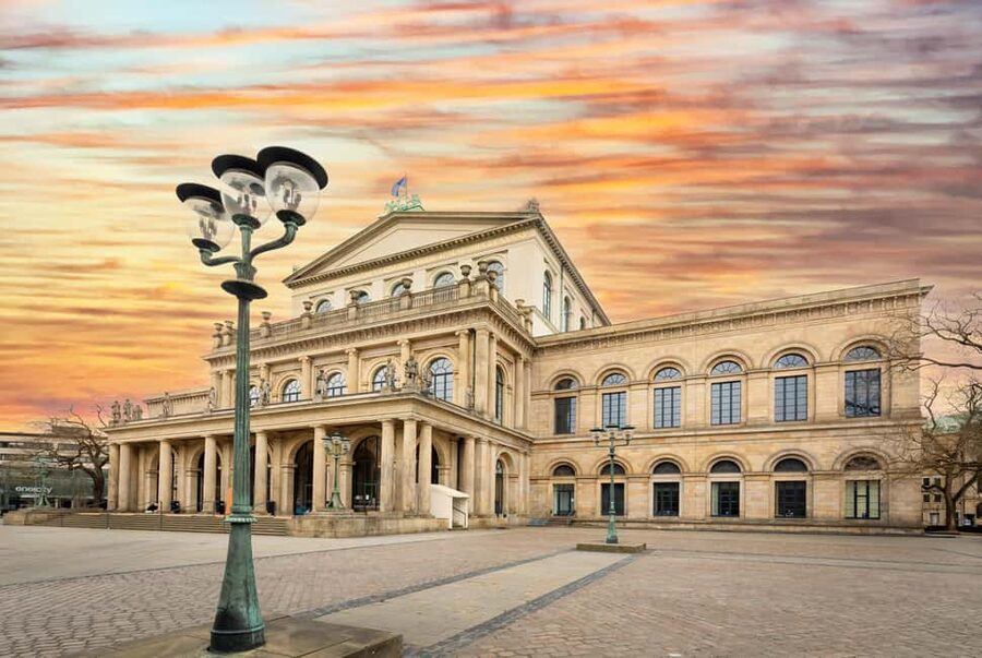 Hanover: Crime Walking Tour - Kröpcke and the city’s busiest meeting point