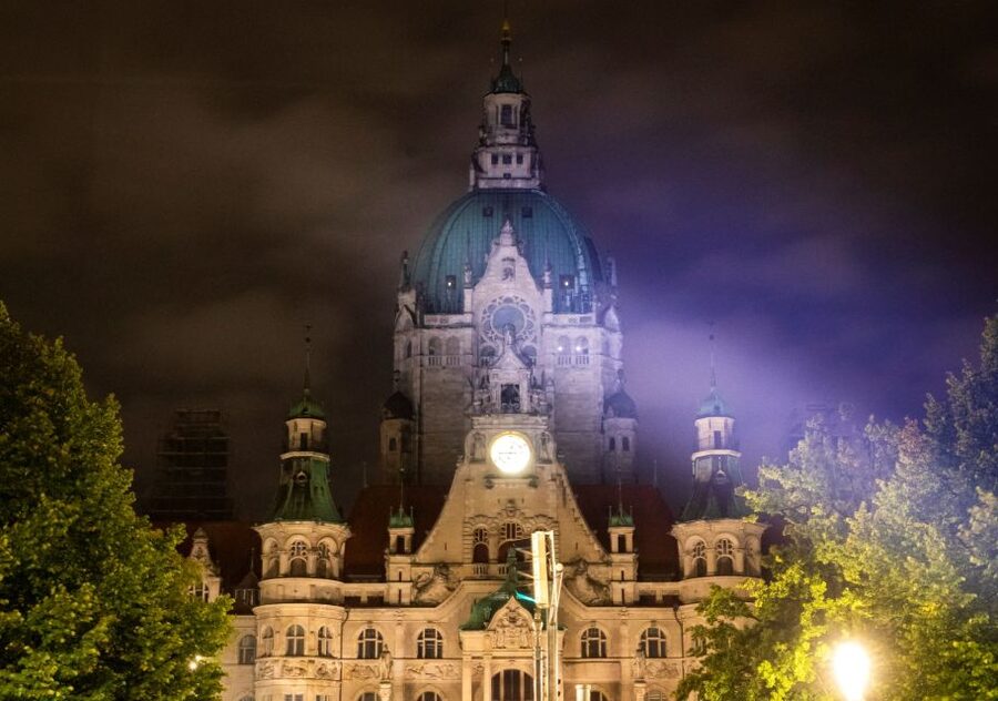 Hanover: Flashlight Guided Walking Tour at Night - Key points to know before you go