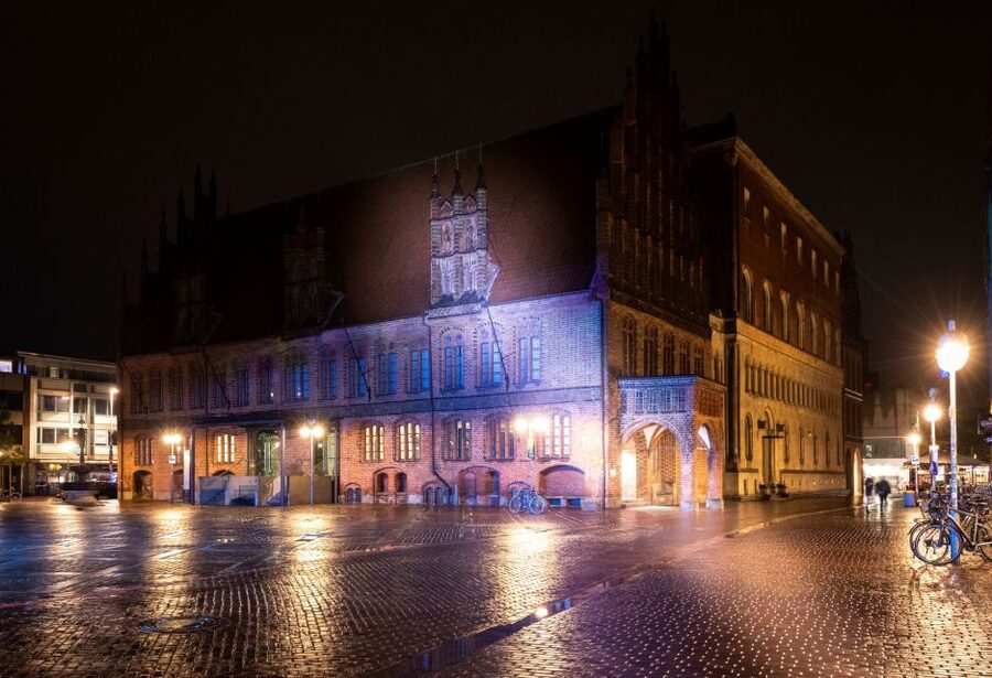 Hanover: Flashlight Guided Walking Tour at Night - Leineschloss and the river after dark