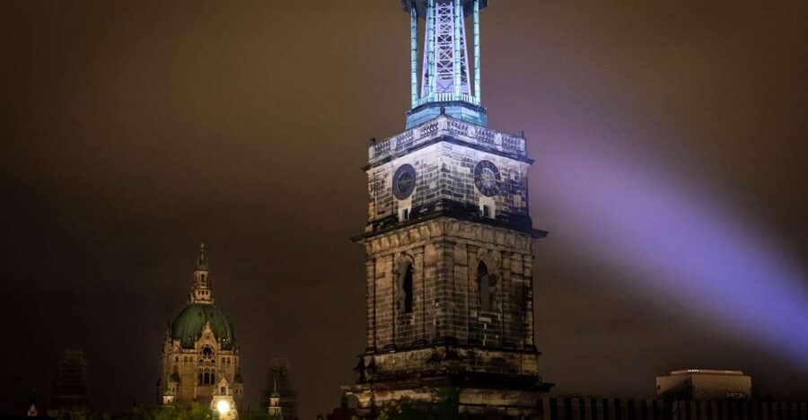 Hanover: Flashlight Guided Walking Tour at Night - Meeting at New Town Hall