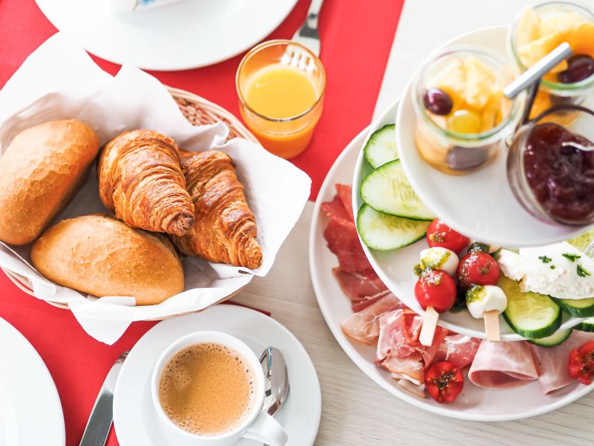 Heidelberg: Breakfast boat cruise - Breakfast served while Heidelberg drifts past