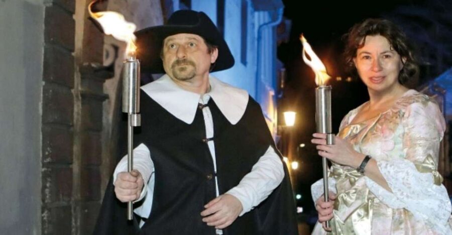 Heidelberg: Torchlight Tour with a Night Watchman - From Korn Market to the old palaces