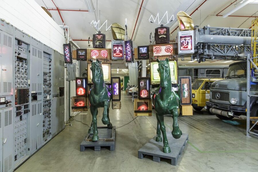 Heusenstamm:tour of the Depot of the museum of communication - Telephones from simple instruments to global networks