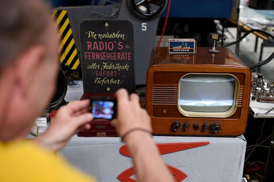 Heusenstamm:tour of the Depot of the museum of communication - From tube receivers to internet radio