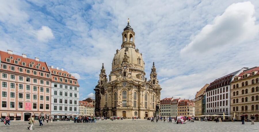 Historical tour of the old town including a Saxon dinner - Why this Dresden evening works well