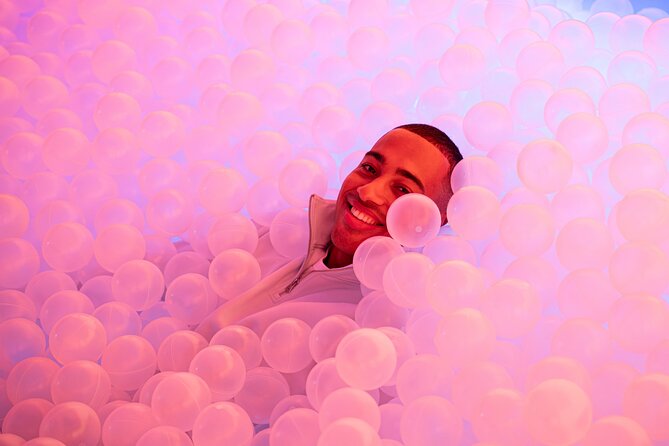 IKONO Berlin. Immersive Experience - The ball pit and old arcade games