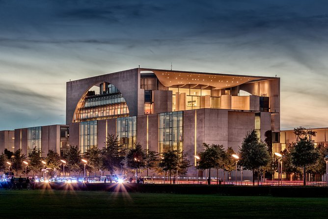 Individual city tour Berlin for max. 8 persons - Brandenburg Gate and the former border strip