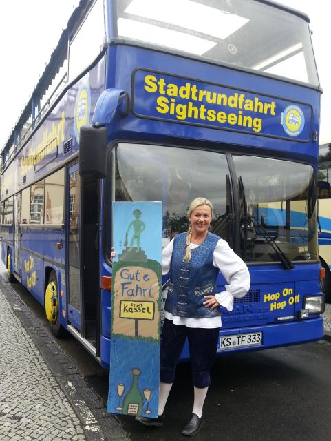 Kassel: Laughing with Lotte Moser - Lotte Moser turns a bus ride into theatre