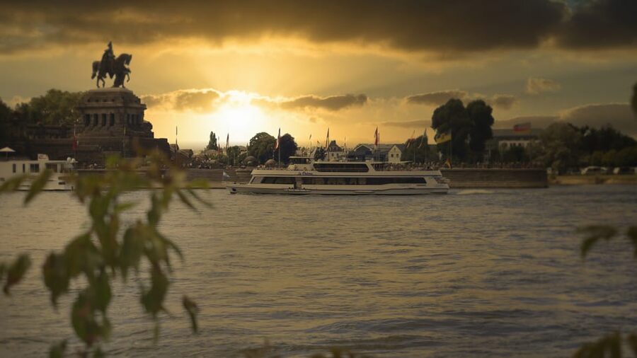 Koblenz: Sunset Boat Cruise - Finding your best place aboard La Paloma