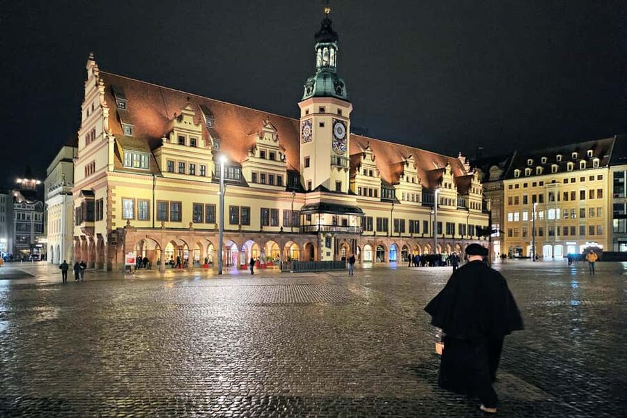 Leipzig: 1.5-Hour Public Tour with Night Watchman Bremme - Why the lantern and costume matter