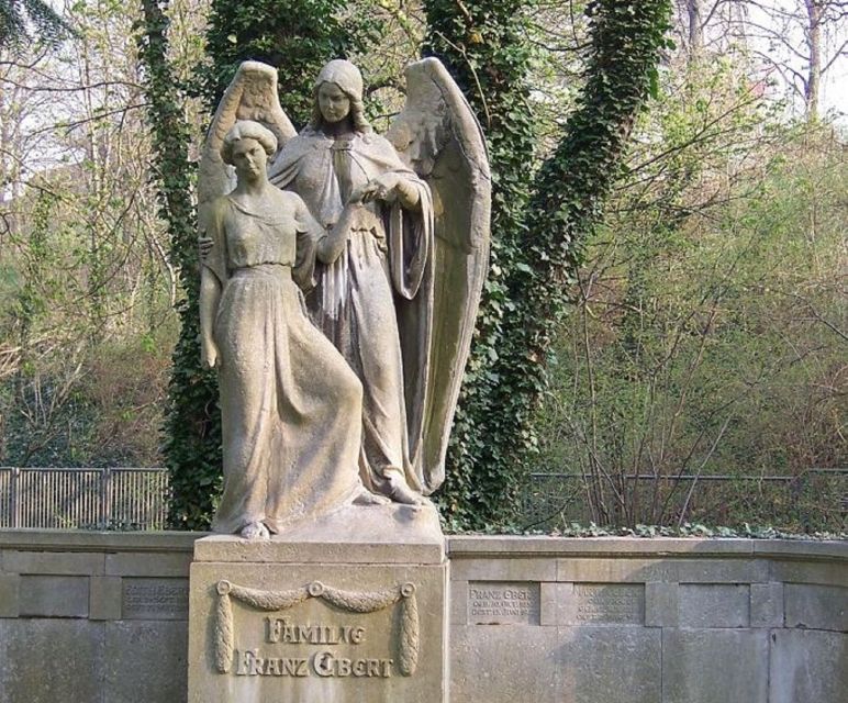 Leipzig: Guided Tour of the Southern Cemetery - The large cemetery building and columbarium