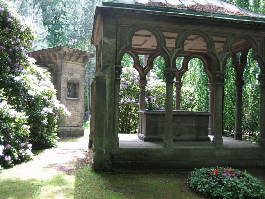 Leipzig: Guided Tour of the Southern Cemetery - Walking, access, and comfort