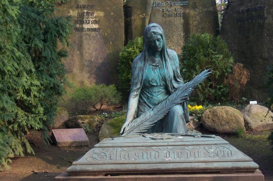 Leipzig: Guided Tour of the Southern Cemetery - Beginning at the main entrance
