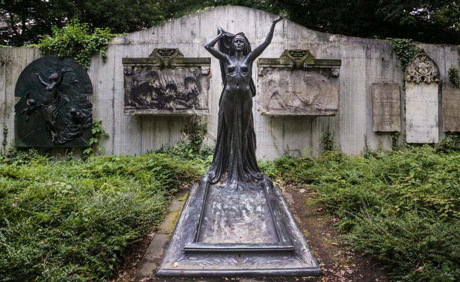 Leipzig Old Cemetery: 75-Minute Dark History Tour - Entering Leipzig’s Old Johannisfriedhof