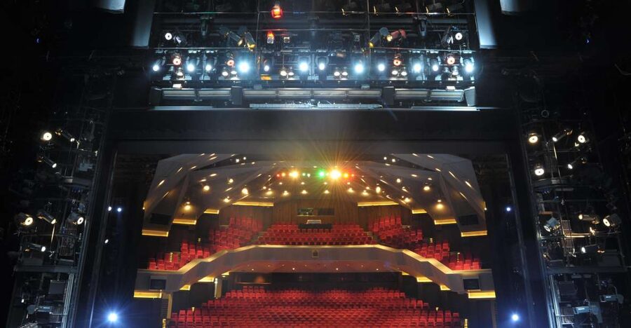 "Look behind the scenes" - leadership in the State Theater - Starting at the Hügelstraße artist entrance