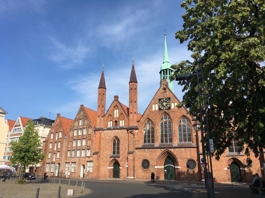 Lübeck: Backyards and Town Houses Private Guided Tour - Courtyards and corridors away from the main streets