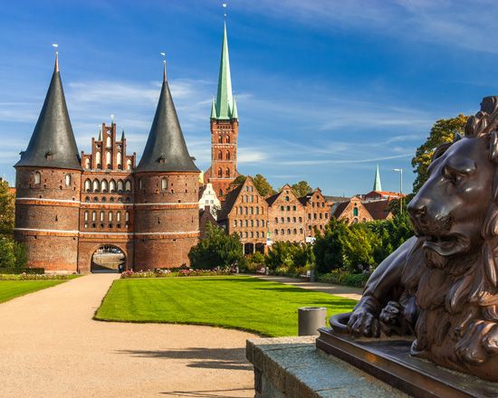Lübeck: Classic Tour of the Hanseatic City - Lübeck’s town hall and Hanseatic civic power