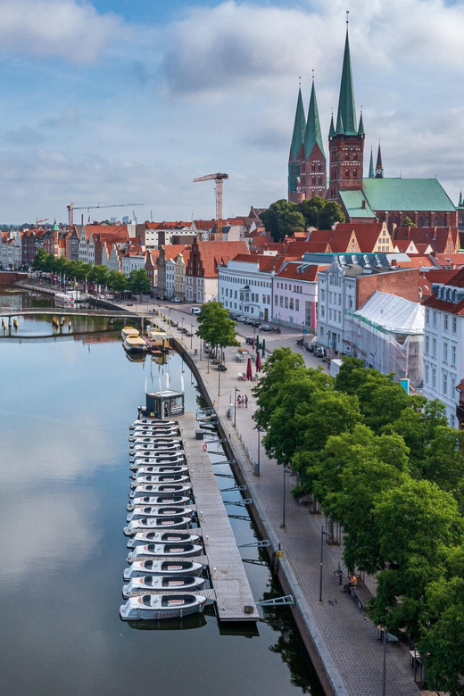 Lübeck: Electric Boat Rental - without driving licence - Starting the ride with a short safety briefing