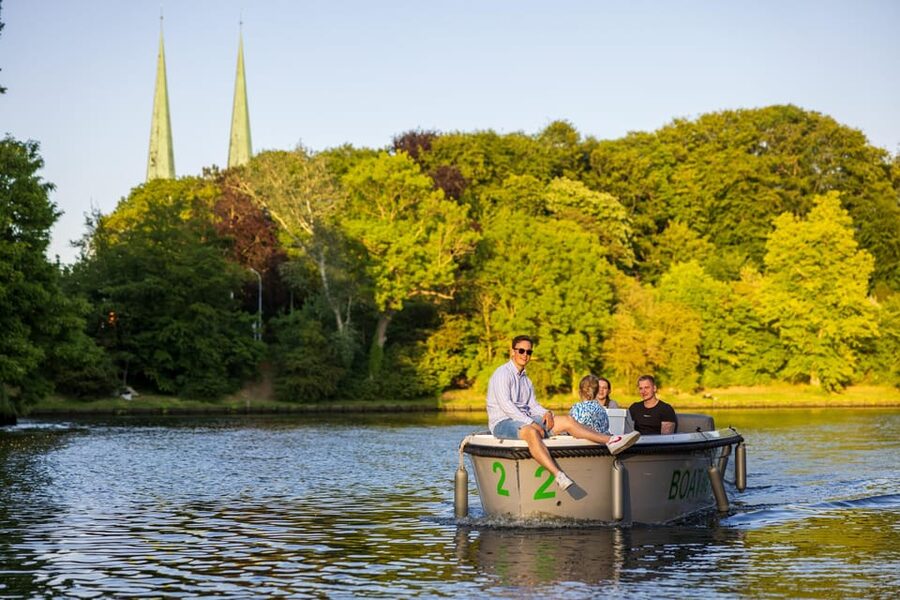 Lübeck: Electric Boat Rental - without driving licence - What one hour really gives you