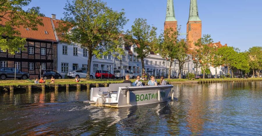 Lübeck: Electric Boat Rental - without driving licence - Comfort for six, with a few limits