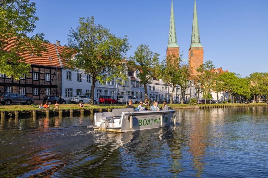 Lübeck: Electric Boat Rental - without driving licence - Weather, timing, and what to bring
