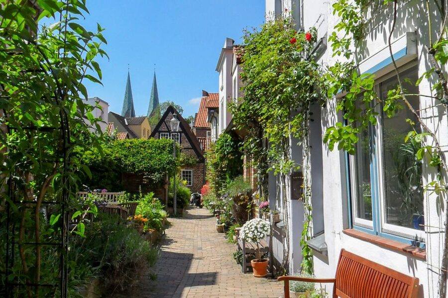 Lübeck: Entertaining Tour Through Hidden Courtyards - Courtyards Built for Crowded Medieval Lübeck
