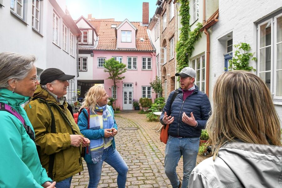 Lübeck: Entertaining Tour Through Hidden Courtyards - From Grand Streets to Small Stalls