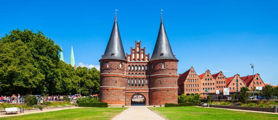 Lübeck: Express Walk with a Local - Walking from the gate toward St. Mary’s Church