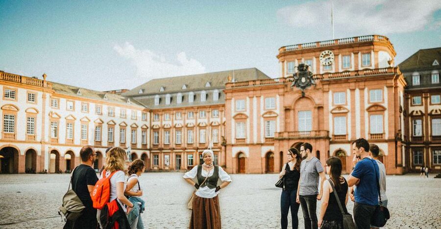 Mannheim, guided costume tour: Hangmen, Witches, Huguenots - Meeting the executioner’s daughter at the market square