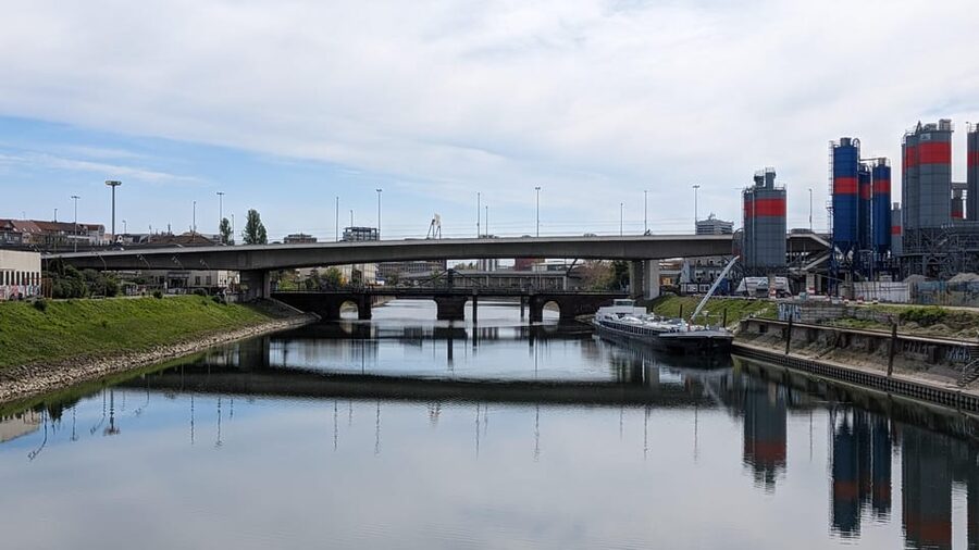 Mannheim, guided walking tour: Industrial culture at the commercial port - Industrial architecture that still has a job to do